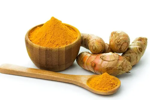 Piperina e Curcuma: tutti i benefici di queste sostanze