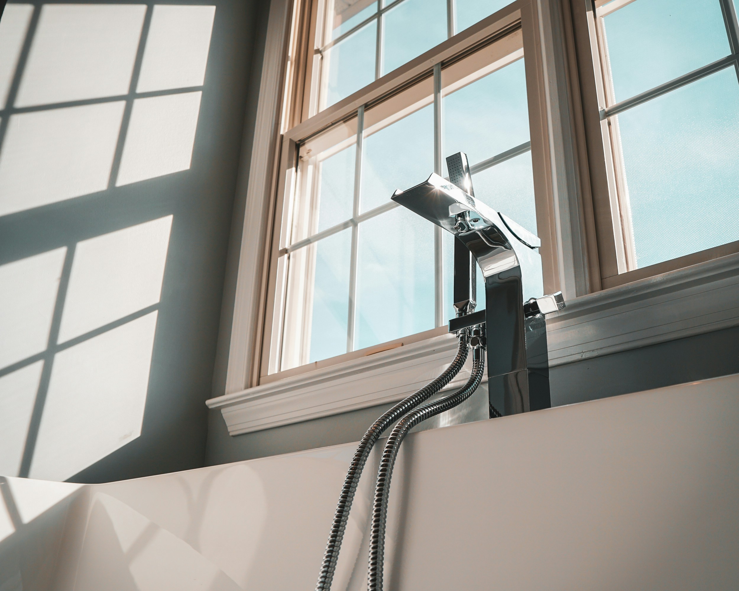 Il rubinetto in bagno perde: le possibili cause e che cosa fare per risolvere?